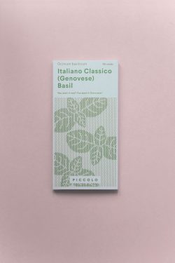 Zelena kutija sjemenki talijanskog bosiljka genovese na rozoj podlozi