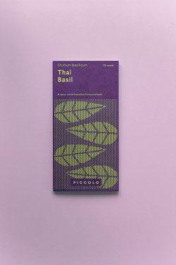 Ljubičasta kutija sjemenki tajlandskog bosiljka na ljubičastoj podlozi