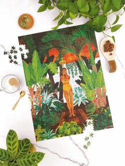 Složene puzle s motivom djevojke koja se tušira okružena biljaka na bijelom stolu, uz šalicu kave, razne biljke i žlicu sa začinima