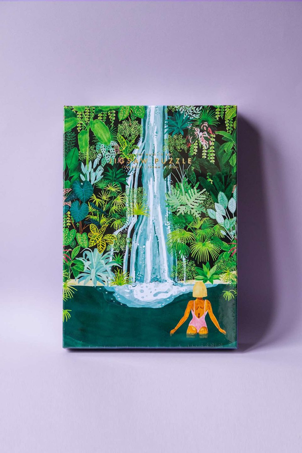 Kutija puzli s motivom vodopada u prašumi, žena se kupa u vodi na ljubičastoj podlozi