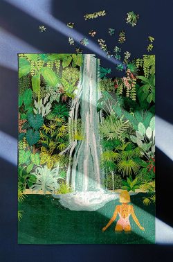 Detalj skoro dovršenih puzli s motivom vodopada u prašumi, žena se kupa u vodi