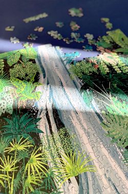 Detalj puzli s motivom vodopada u prašumi