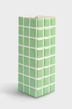Na slici je prikazana keramička vaza četvrtastog oblika. Izgleda kao da je napravljan od malih zelenih glaziranih keramičkih pločica, s bijelom fugom između. Vaza ima kvadratičan tlocrt i visoka je.