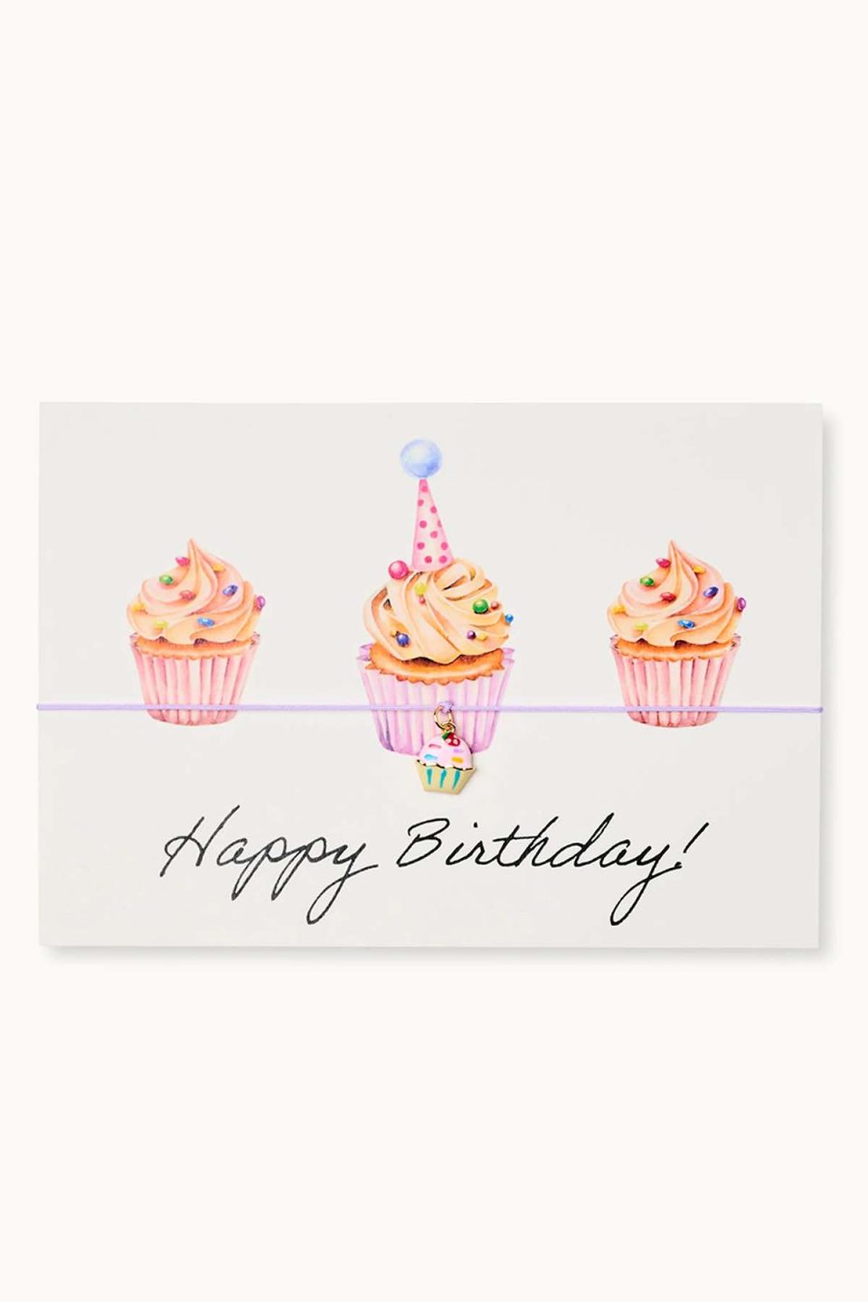 Na slici se vidi čestitka s ilustracijom malih tortica u vodenim bojama. Oko čestitke je omotana narukvica na ljubičastoj vrpci s pozlaćenim privjeskom u obliku tortice. Tekst na čestitci je "Happy Birthday", ispisan rukopisno crnim slovima.