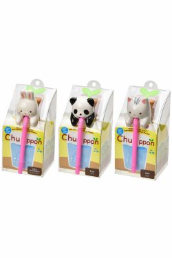 Na slici se vide sve tri chuppon figurice u obliku životinjica sa rozom slamkom u ustima u svom ambalažnom pakiranju. Lijevo je zeko, u sredini panda, a desno mačkica od keramike. Stoje na bijeloj pozadini.