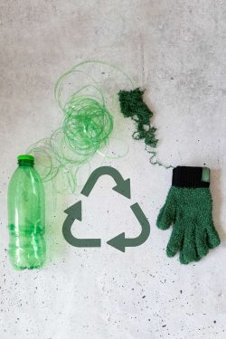 Na slici se vidi ciklus nastanka rukavica za brisanje prašine s listova - vidi se da se radi o proizvodu koji je nastao reciklažom plastike PET boca. Lijevo se vidi plastična boca koja se pretvara u materijal od kojeg se pletu rukavice