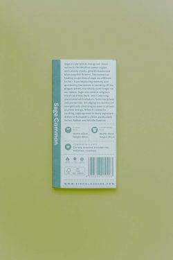Zelena kutija sjemenki kadulje na zelenoj podlozi. Vidi se stražnja strana kutije s tekstom.