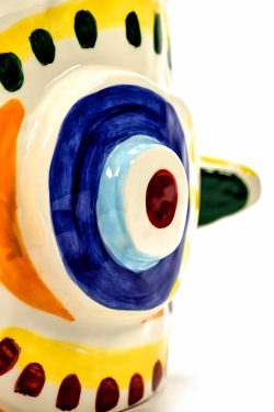 Detalj oka keramičke vaze u obliku ribe