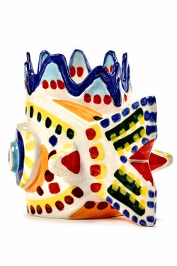 Keramička vaza u obliku ribe slikana odostraga